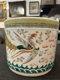 Een Chinese famille rose scroll pot met een draak en een feniks, 19de eeuw