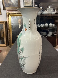 Een paar Chinese famille rose vazen met dames in een tuin, 19de/20ste eeuw