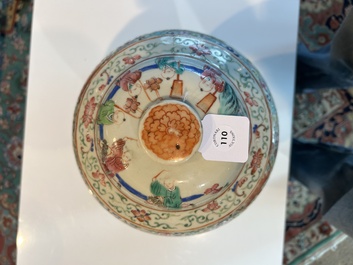 Een Chinese famille rose dekselvaas met spelende jongens in een paleistuin, 19de eeuw