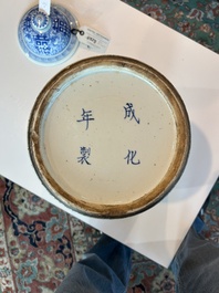 Een Chinees blauw-wit vijfdelig kaststel met 'Shou' decor, Chenghua merk, 19de eeuw