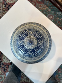 Een Chinees blauw-wit vijfdelig kaststel met 'Shou' decor, Chenghua merk, 19de eeuw