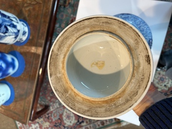 Een Chinees blauw-wit vijfdelig kaststel met 'Shou' decor, Chenghua merk, 19de eeuw