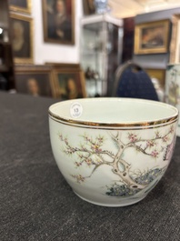 A Chinese famille rose brush pot and a qianjiang cai bowl, 19th/20th C.