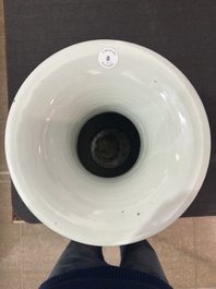 Een paar Chinese famille rose vazen met dames in een tuin, 19de/20ste eeuw