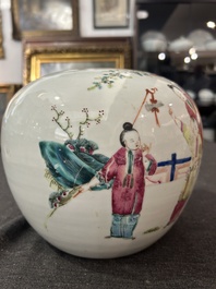 Een Chinese famille rose pot met spelende jongens, 19de eeuw