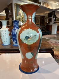 Een paar Chinese famille rose vazen met koraalrode fondkleur, Qianlong merk, Republiek