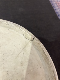 Een Chinese famille rose scroll pot met een draak en een feniks, 19de eeuw