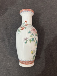 Een paar Chinese famille rose vazen met granaatappels, bloesemtakken en vleermuizen, Yongzheng merk, 20ste eeuw