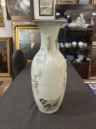 Drie diverse Chinese famille rose vazen, 19de/20ste eeuw