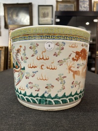 Een Chinese famille rose scroll pot met een draak en een feniks, 19de eeuw