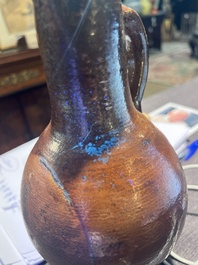 Een steengoed baardmankruik met dubbele adelaar en twee kruiken, 17de/18de eeuw