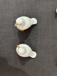 Een paar Chinees porseleinen duiven, een paar olifanten-kandelaars en een zwart-geglazuurde dame, 19de/20ste eeuw