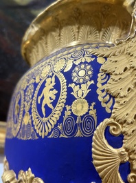 A fine French Empire vase with refined gilt design on a cobalt blue ground, Paris, early 19th C.