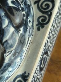 Een paar imposante getorste blauw-witte Delftse dekselvazen, 19de eeuw