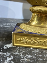 A fine French Empire vase with refined gilt design on a cobalt blue ground, Paris, early 19th C.