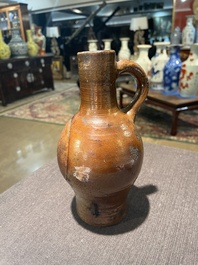 Een steengoed baardmankruik met dubbele adelaar en twee kruiken, 17de/18de eeuw