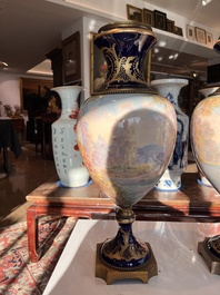 Een paar grote S&egrave;vres porseleinen vazen met allegorie&euml;n van 'De oogst' en 'De visvangst' op verguld bronzen monturen, Frankrijk, 19de eeuw