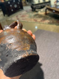 Een steengoed baardmankruik met dubbele adelaar en twee kruiken, 17de/18de eeuw