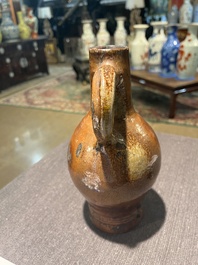 Een steengoed baardmankruik met dubbele adelaar en twee kruiken, 17de/18de eeuw