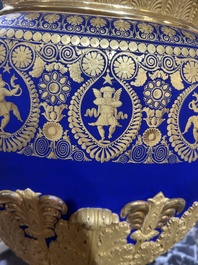 A fine French Empire vase with refined gilt design on a cobalt blue ground, Paris, early 19th C.