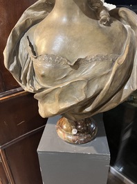 Franse school, navolger van Felix Lecomte (1737-1817): Buste van Marie Antoinette, gepatineerd terracotta op marmeren voet, ca. 1900