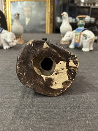 Een paar Chinees porseleinen duiven, een paar olifanten-kandelaars en een zwart-geglazuurde dame, 19de/20ste eeuw