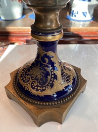 Een paar grote S&egrave;vres porseleinen vazen met allegorie&euml;n van 'De oogst' en 'De visvangst' op verguld bronzen monturen, Frankrijk, 19de eeuw