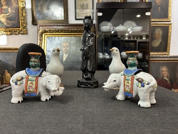Een paar Chinees porseleinen duiven, een paar olifanten-kandelaars en een zwart-geglazuurde dame, 19de/20ste eeuw