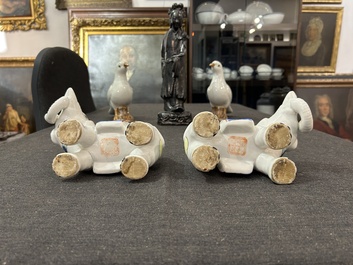 Een paar Chinees porseleinen duiven, een paar olifanten-kandelaars en een zwart-geglazuurde dame, 19de/20ste eeuw