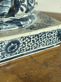 Een paar imposante getorste blauw-witte Delftse dekselvazen, 19de eeuw