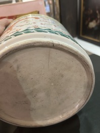 Een Chinese famille rose scroll pot met een draak en een feniks, 19de eeuw