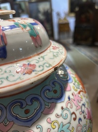 Een Chinese famille rose dekselvaas met spelende jongens in een paleistuin, 19de eeuw