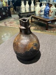 Een steengoed baardmankruik met dubbele adelaar en twee kruiken, 17de/18de eeuw