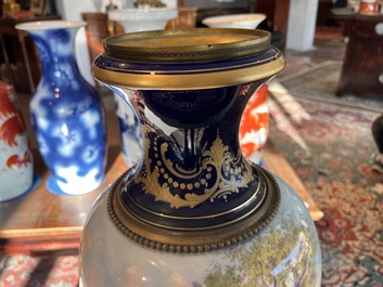 Een paar grote S&egrave;vres porseleinen vazen met allegorie&euml;n van 'De oogst' en 'De visvangst' op verguld bronzen monturen, Frankrijk, 19de eeuw