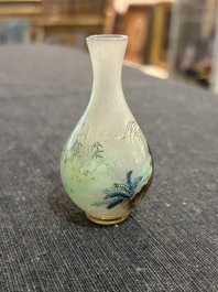 A Chinese miniature reverse painted glass scent bottle with roosters, 19th/20th C.