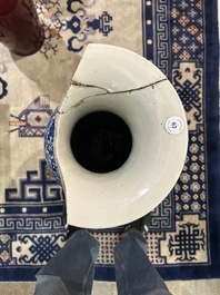 A pair of Chinese famille rose vases and a tall blue and white vase, 19th/20th C.