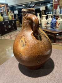 Een steengoed baardmankruik met dubbele adelaar en twee kruiken, 17de/18de eeuw