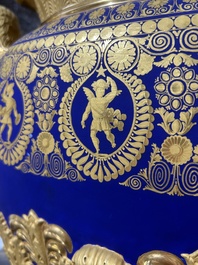 A fine French Empire vase with refined gilt design on a cobalt blue ground, Paris, early 19th C.