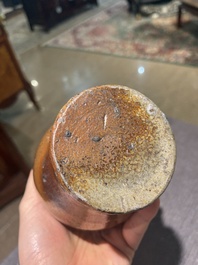 Een steengoed baardmankruik met dubbele adelaar en twee kruiken, 17de/18de eeuw