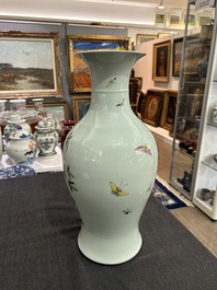 A pair of Chinese famille rose vases and a tall blue and white vase, 19th/20th C.