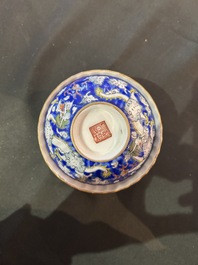 Een Chinese dekselkom op voet, twee wijnkoppen en een warmer, Tongzhi merk en periode