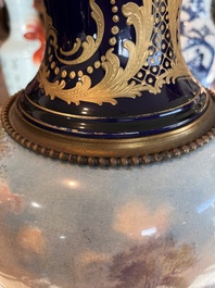 Een paar grote S&egrave;vres porseleinen vazen met allegorie&euml;n van 'De oogst' en 'De visvangst' op verguld bronzen monturen, Frankrijk, 19de eeuw