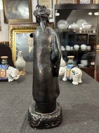 Een paar Chinees porseleinen duiven, een paar olifanten-kandelaars en een zwart-geglazuurde dame, 19de/20ste eeuw