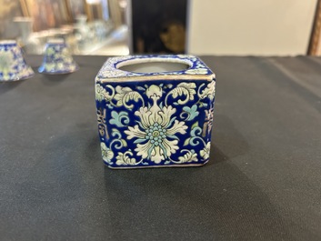 Een Chinese dekselkom op voet, twee wijnkoppen en een warmer, Tongzhi merk en periode