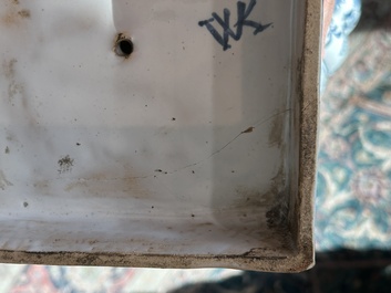 Een paar imposante getorste blauw-witte Delftse dekselvazen, 19de eeuw