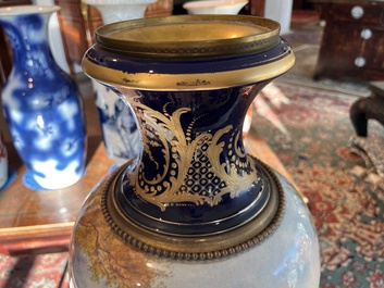 Een paar grote S&egrave;vres porseleinen vazen met allegorie&euml;n van 'De oogst' en 'De visvangst' op verguld bronzen monturen, Frankrijk, 19de eeuw