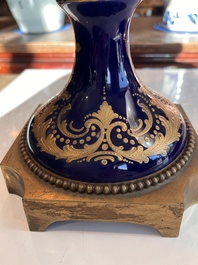 Een paar grote S&egrave;vres porseleinen vazen met allegorie&euml;n van 'De oogst' en 'De visvangst' op verguld bronzen monturen, Frankrijk, 19de eeuw