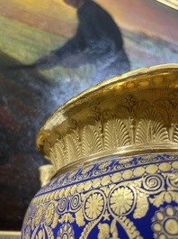 A fine French Empire vase with refined gilt design on a cobalt blue ground, Paris, early 19th C.