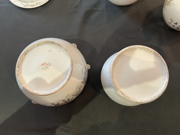 Een diverse collectie Chinees qianjiang cai en famille rose porselein, 19de/20ste eeuw