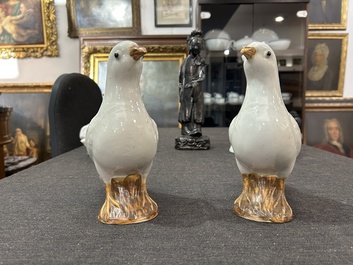 Een paar Chinees porseleinen duiven, een paar olifanten-kandelaars en een zwart-geglazuurde dame, 19de/20ste eeuw